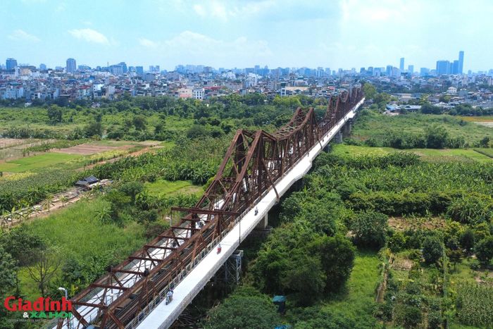 Cầu Long Biên được xây dựng năm 1899, hoàn thành năm 1902. Công trình dài hơn 1.691m với 19 nhịp dàn thép. Sau hơn 120 năm khai thác và trải qua chiến tranh, nhiều hạng mục đã xuống cấp, nhiều nhịp cầu cũ phải thay thế bằng kết cấu mới.