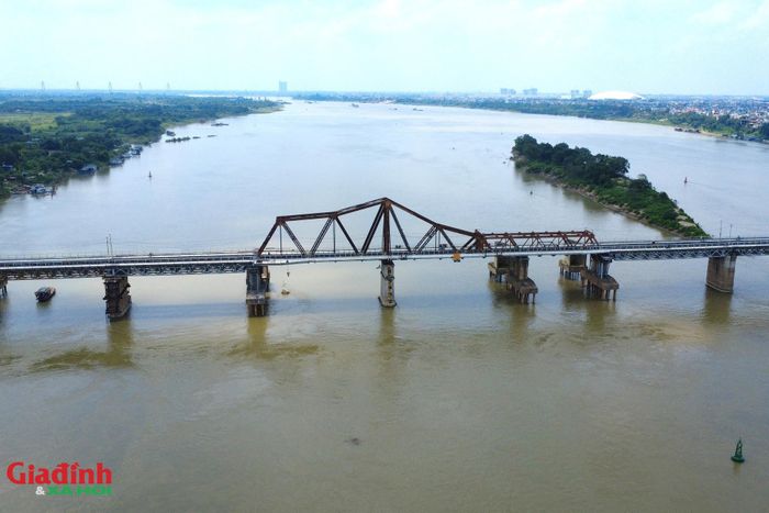 Các đoàn tàu tuyến Hà Nội - Hải Phòng sau đó phải chuyển điểm đón, trả khách từ ga Hà Nội sang ga Gia Lâm. Đến chiều 9/2, cầu hoạt động trở lại trước khi bước vào đợt sửa chữa tiếp theo từ ngày 26/3.