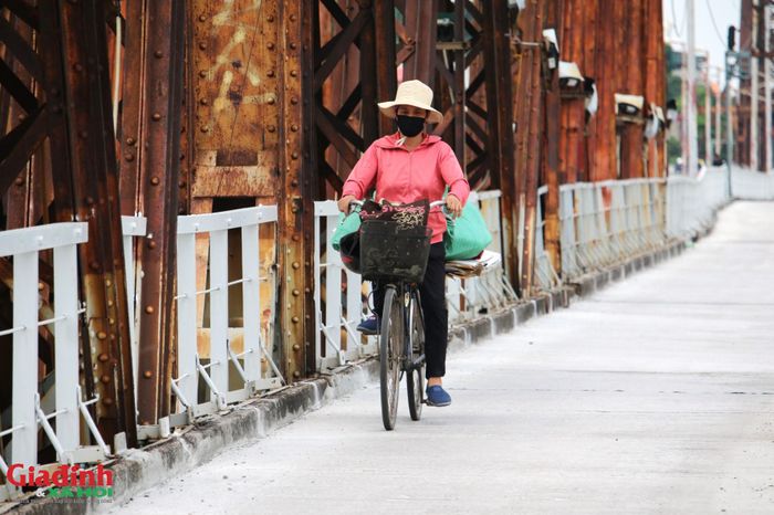 Mặc dù đã 120 tuổi nhưng khi được đưa vào sử dụng hàng ngày cầu Long Biên vẫn là một trong những cây cầu trọng điểm với lượng lớn phương tiện di chuyển lớn, đặc biệt vào giờ cao điểm.