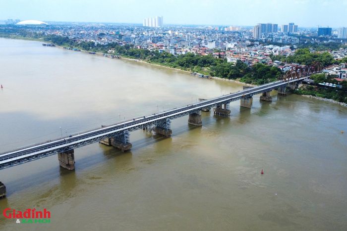 Cuối năm 2025, cầu Long Biên từng dừng lưu thông khoảng 60 ngày để sửa chữa và thông xe trở lại vào tháng 1. Đến ngày 2/2, đơn vị quản lý phát hiện hư hỏng nghiêm trọng tại nút dàn thép giữa ô 10 và ô 11 của nhịp 18, đe dọa an toàn công trình nên cầu bị phong tỏa.