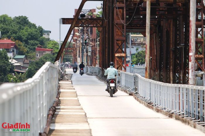 Theo ghi nhận của phóng viên Gia đình và Xã hội, từ sáng nay, đông đảo người dân đã di chuyển lên đường dẫn vào cầu Long Biên. Sở Xây dựng Hà Nội cũng đã đưa ra thông báo, từ 0h ngày 28/5, các phương tiện được lưu thông qua cầu Long Biên theo cả hai chiều.