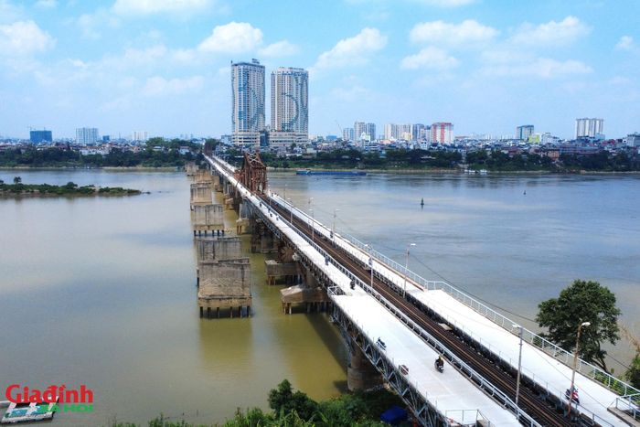 Ngày 28/5, sau 2 tháng sửa chữa đột xuất, cầu Long Biên chính thức cho phép xe máy, xe thô sơ và người đi bộ lưu thông trở lại theo cả hai chiều sau khi hạng mục thi công được hoàn thành.