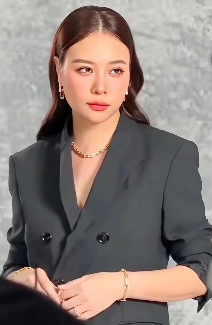 Doanh nhân Đàm Thu Trang đeo bộ trang sức vàng 18K đính kim cương trị giá hơn 4 tỷ đồng trong hậu trường buổi chụp ảnh vừa qua. Cô diện vest đen phối chân váy tối giản, tạo điểm nhấn bằng loạt trang sức cao cấp.