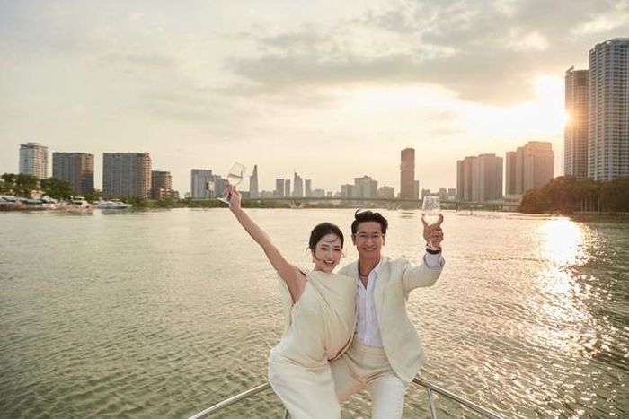Cặp đôi đã tổ chức ăn hỏi, làm tiệc cưới ở quê nhà cô dâu tại Lào Cai. Dự kiến ngày 30/5 tới, Việt Hoa và Trọng Trí sẽ có buổi tiệc tại Hà Nội để mời bạn bè đồng nghiệp đến chung vui.