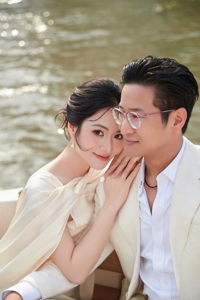 Vợ chồng diễn viên Việt Hoa - Trọng Trí khiến cộng đồng mạng không khỏi trầm trồ bởi những bức ảnh lãng mạn được chụp trên du thuyền.