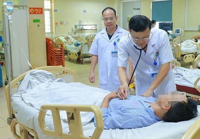 Đã ghi nhận trường hợp sốc nhiệt nặng phải chuyển khoa Hồi sức tích cực, Bệnh viện Đa khoa tỉnh điều trị dài ngày do có bệnh lý nền tim mạch.