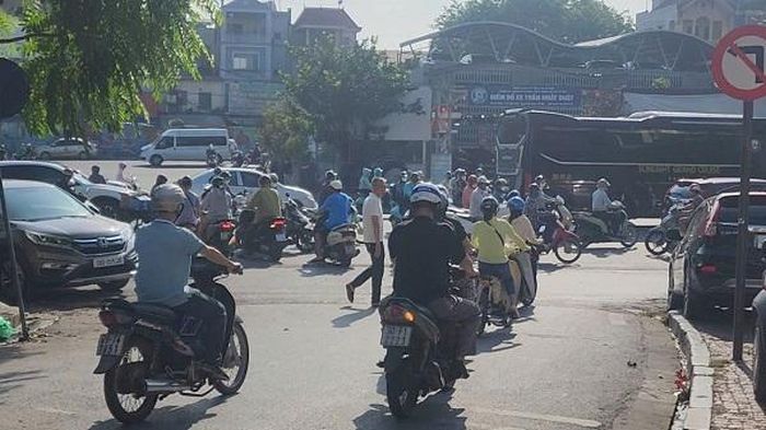 Tại khu vực chân cầu xuất hiện ùn ứ cục bộ khi dòng xe từ trên cầu cắt ngang luồng phương tiện đang ken đặc trên đường Trần Nhật Duật vào giờ cao điểm. Ảnh: VA.