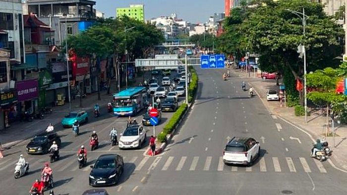 Ghi nhận lúc gần 8h tại đường Nguyễn Văn Cừ, phương tiện xe mô tô lên, xuống cầu Chương Dương đã giảm rõ rệt. Ảnh: DH.