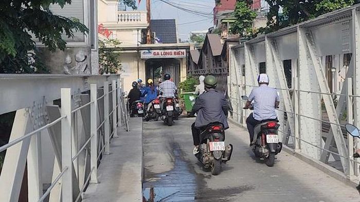 Hình ảnh người dân lưu thông qua đoạn Ga Long Biên trên cầu. Ảnh: VA.
