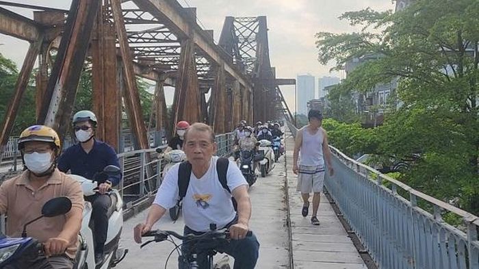 Hình ảnh các phương tiện xe máy, xe đạp và người đi bộ lưu thông trên cầu. Ảnh: VA.