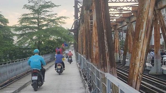Mặt cầu phẳng, sạch giúp người dân di chuyển dễ dàng, thuận tiện. Ảnh: VA.