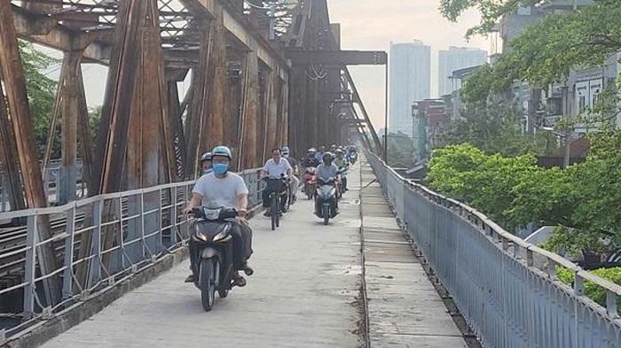 Phương tiện đang hối hả lưu thông qua cầu Long Biên. Ghi nhận lúc 7h ngày 28/7. Ảnh: VA.