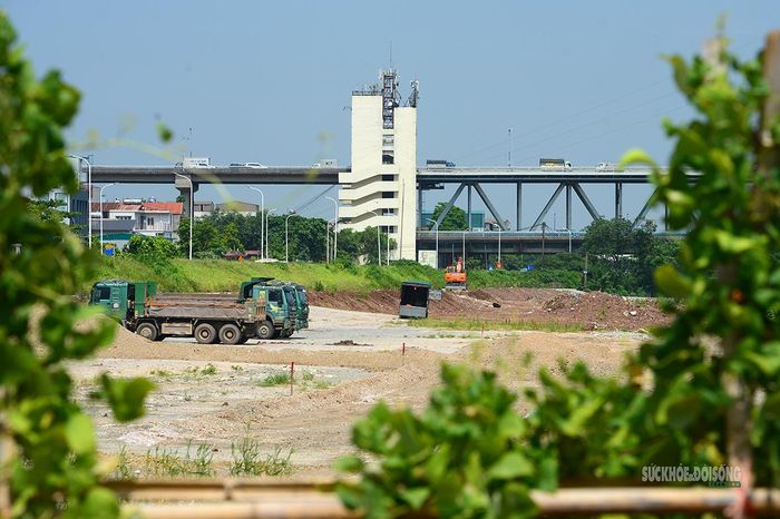 Máy móc cơ giới hoạt động tại khu vực gần chân cầu Thăng Long.