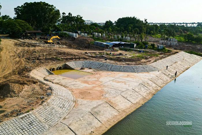 Một số hạng mục hạ tầng kỹ thuật ven sông đang dần được triển khai.