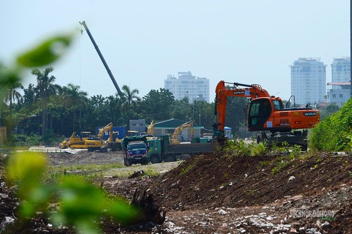 Máy xúc được huy động phục vụ san nền, xử lý mặt bằng tại công trường ven sông Hồng.