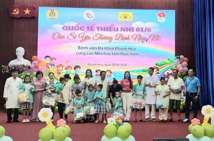 Lãnh đạo bệnh viện trao những phần quà cho các bệnh nhi.
