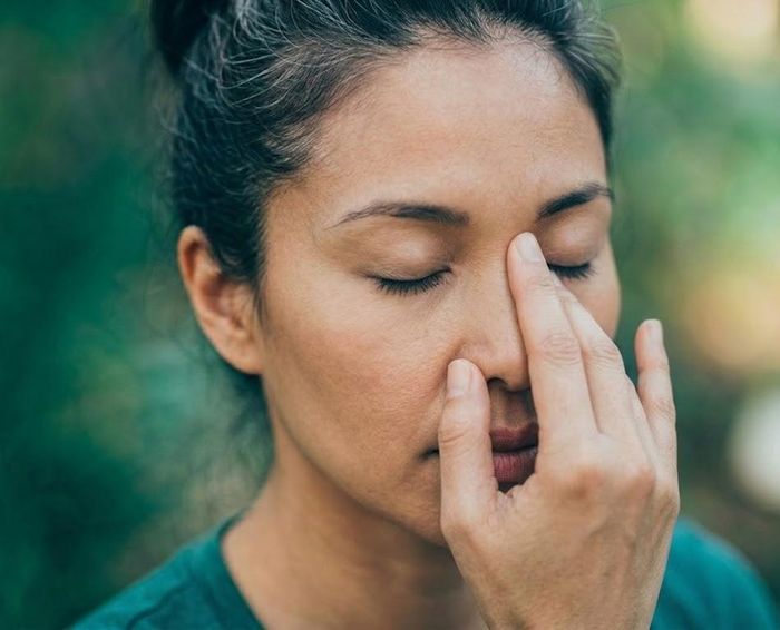 Bài tập thở Chandra bhedi pranayama.