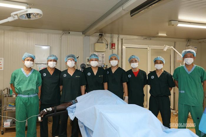 Ê-kíp y bác sĩ BVDC2.7 tham gia ca phẫu thuật cho nhân viên Liên Hợp Quốc tại Nam Sudan. Ảnh: Văn Giang