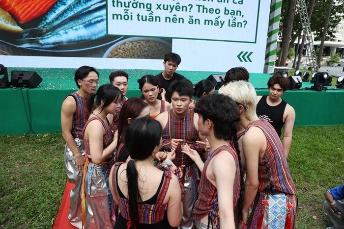 Đội FStyle Crew đang trong phần thảo luận phần thi hỏi đáp kiến thức về dinh dưỡng.
