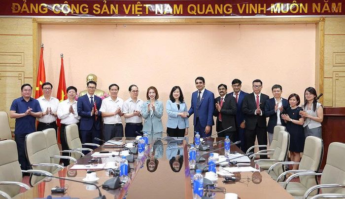 Bộ trưởng Đào Hồng Lan và các đại biểu 2 bên chụp ảnh tại Bộ Y tế.