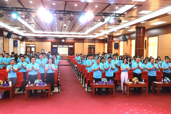 Các đại biểu tham dự buổi lễ.