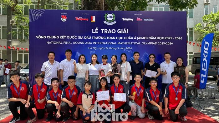 Cô giáo Nguyễn Thị Thu Hương chụp ảnh kỉ niệm với phụ huynh, học sinh trường THCS Trần Quốc Toản (Uông Bí, Quảng Ninh).