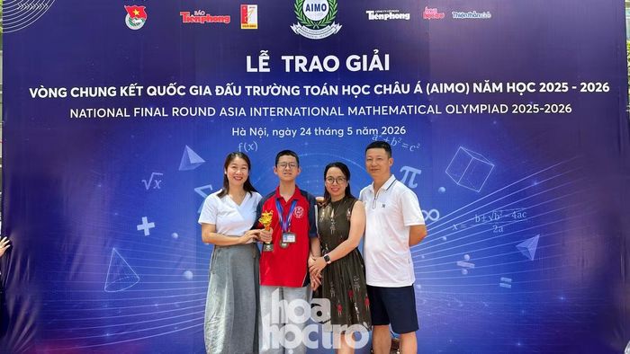 Quý Hải và gia đình, cô giáo chủ nhiệm check-in tại cuộc thi.