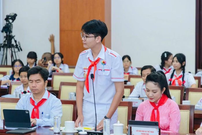 Đại biểu thiếu nhi phát biểu ý kiến cá nhân theo chủ đề “Thiếu nhi Thành phố mang tên Bác vững bước tiến vào kỷ nguyên mới”.