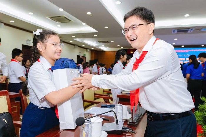 Đồng chí Nguyễn Mạnh Cường, Ủy viên dự khuyết BCH TƯ Đảng, Ủy viên Ban thường vụ Thành ủy, Phó Chủ tịch UBND TP.HCM trao quà tặng đến đại biểu thiếu nhi.
