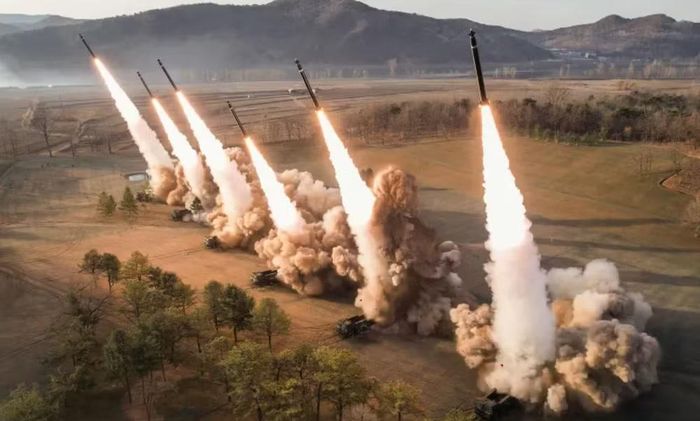 Trong cùng đợt thử nghiệm, Triều Tiên cũng phóng nhiều rocket pháo phản lực cỡ 240 mm phiên bản tăng tầm, được trang bị hệ thống dẫn đường tự động, cùng các tên lửa đạn đạo chiến thuật nhằm kiểm tra sức mạnh đầu đạn và khả năng tấn công đồng loạt.