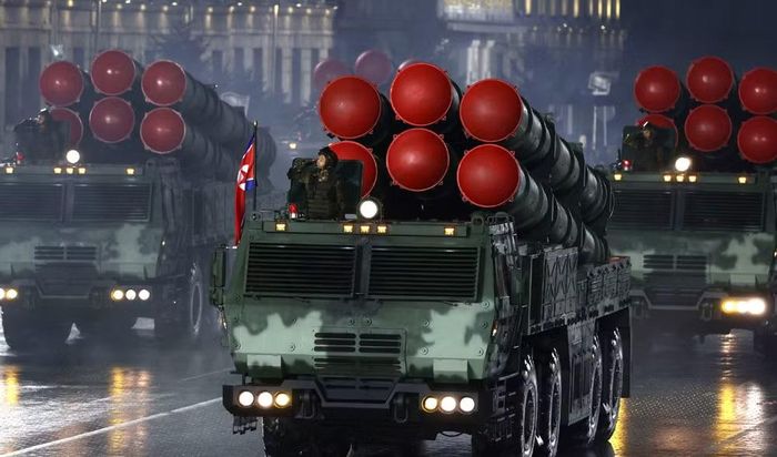 Đồng thời, việc kết hợp nhiều loại vũ khí trong một đợt phóng cũng cho thấy Triều Tiên đang hướng tới chiến thuật tấn công bão hòa, gây quá tải cho hệ thống phòng không đối phương.
