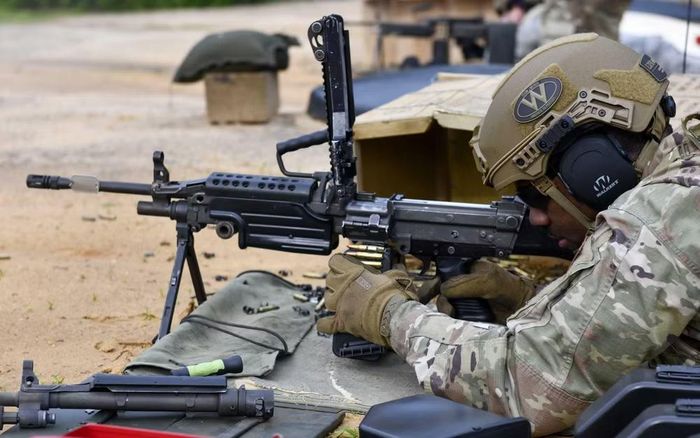 M249 hoạt động theo cơ chế trích khí, khóa nòng xoay, cho phép bắn tự động hoàn toàn với độ ổn định cao. Điểm đặc trưng của loại súng này là khả năng tiếp đạn bằng dây, thường sử dụng hộp đạn 200 viên, giúp duy trì hỏa lực liên tục trong thời gian dài.