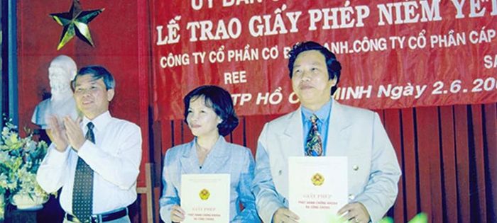 REE là một trong hai công ty nhận giấy phép niêm yết đầu tiên khi thị trường chứng khoán đi vào hoạt động năm 2000. Nguồn: reecorp.com