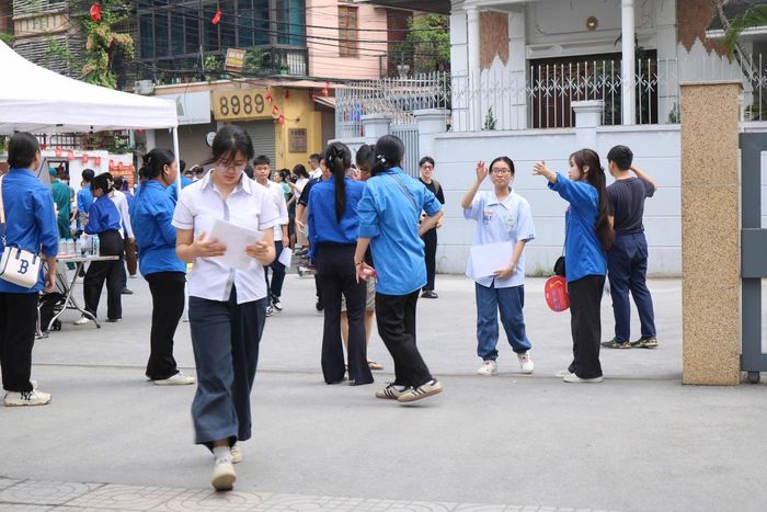 Tại điểm thi Trường THCS Nguyễn Trường Tộ (Đống Đa), nhiều học sinh có mặt từ sớm cùng phụ huynh để tranh thủ ghi nhớ vị trí phòng thi, kiểm tra lại giấy tờ tùy thân.