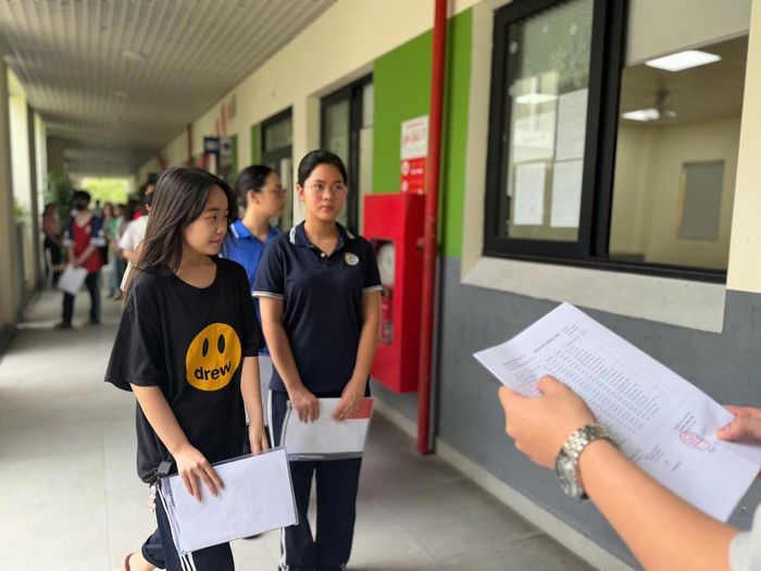 Năm nay công tác tổ chức có nhiều điểm mới do quy chế cho phép thí sinh được đăng ký dự thi ở bất kỳ điểm thi nào trên địa bàn thành phố thay vì theo hộ khẩu hoặc nơi cư trú như trước đây. Để tránh ùn tắc giao thông, Ban chỉ đạo thi của phường đã phối hợp phân luồng từ sớm, đồng thời huy động lực lượng công an, y tế và điện lực túc trực xuyên suốt thời gian diễn ra kỳ thi.