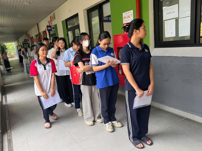 Phó trưởng điểm thi Trường THCS Nguyễn Trường Tộ cho biết, điểm thi có trạm biến áp riêng và máy phát điện dự phòng nên dù thời tiết nắng nóng hay xảy ra sự cố điện lưới thì hệ thống quạt, đèn vẫn được bảo đảm.