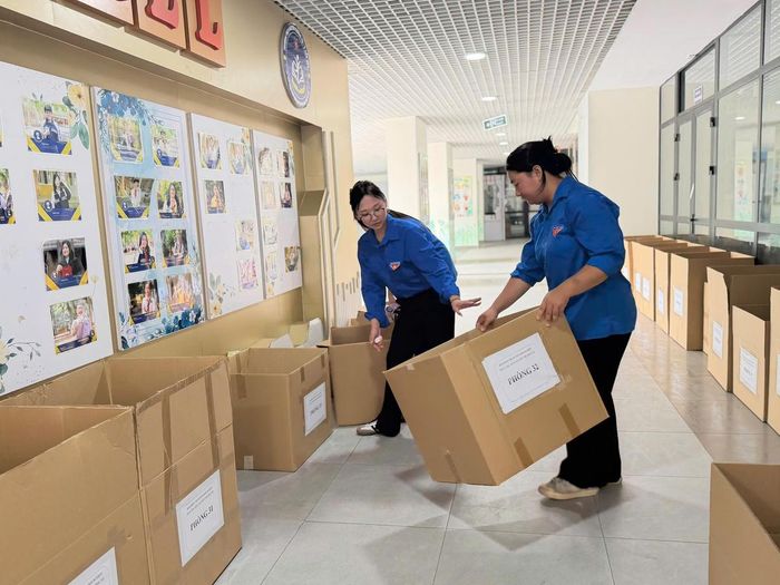 Để phục vụ kỳ thi, điểm thi đã chuẩn bị đầy đủ cơ sở vật chất như điều hòa, quạt, ánh sáng, đồng thời bố trí khu vực để đồ của thí sinh cách phòng thi tối thiểu 25 m theo đúng quy định. Điểm thi cũng chuẩn bị thùng đựng điện thoại riêng dành cho giám thị nhằm bảo đảm tính nghiêm túc của kỳ thi.