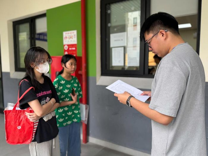 Giám thị gọi thí sinh vào phòng làm thủ tục dự thi.