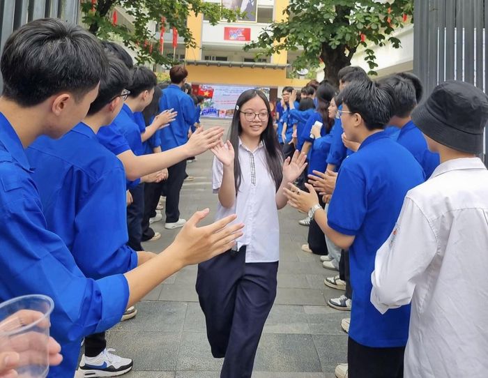 Thí sinh Trần Thảo Nguyên - HS lớp 9A1, THCS Nguyễn Phong Sắc - dự thi vào lớp 10 THPT công lập tại điểm thi Trường THCS Ngô Sĩ Liên giữ sự bình tĩnh, tự tin trước khi bước vào ngày thi chính thức.