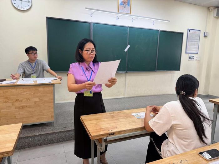 Giám thị rà soát, kiểm tra thông tin thí sinh.