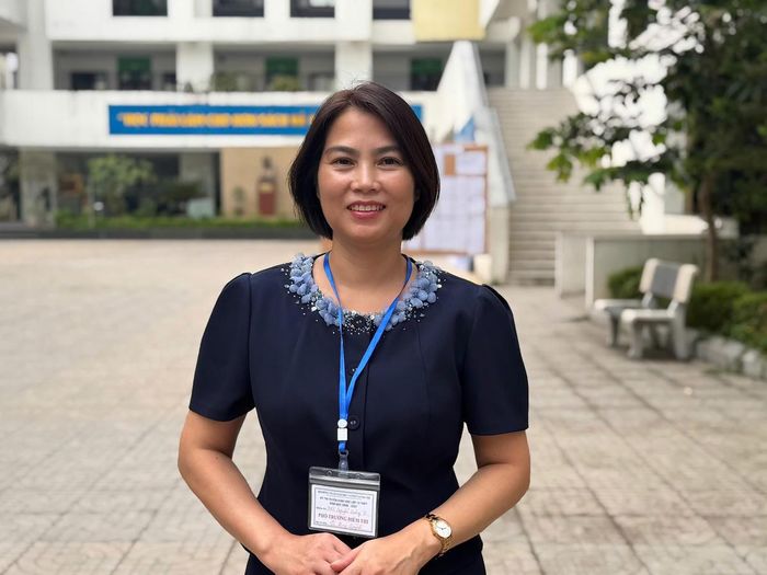 Bà Lê Thúy Quỳnh, Phó trưởng điểm thi, Phó Hiệu trưởng Trường THCS Nguyễn Trường Tộ cho biết, điểm thi năm nay có 37 phòng thi chính thức, 2 phòng dự phòng và 1 phòng chờ với tổng số 828 thí sinh đăng ký dự thi. Trong đó có 1 thí sinh thi tiếng Pháp và 4 thí sinh thi tiếng Nhật.