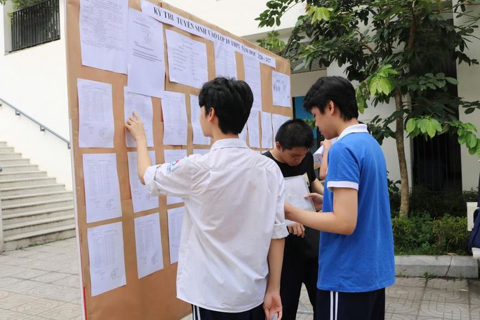 Thí sinh tập trung tại khu vực niêm yết phòng thi, số báo danh trước khi lên phòng thi nghe phổ biến quy chế thi.