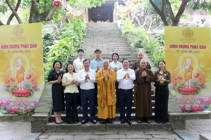 Phó Chủ tịch Nguyễn Phi Long chụp ảnh lưu niệm cùng các đại biểu tại chùa Phật Tích. Ảnh: Tiến Đạt.