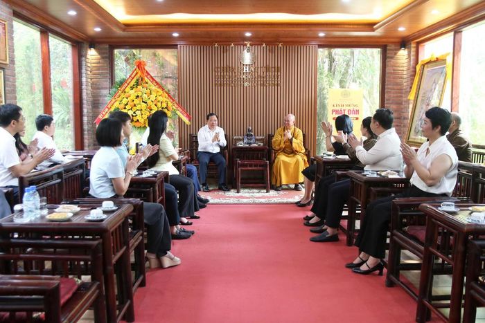 Phó Chủ tịch Nguyễn Phi Long trò chuyện cùng Thượng tọa Thích Đức Thiện tại chùa Phật Tích. Ảnh: Tiến Đạt.