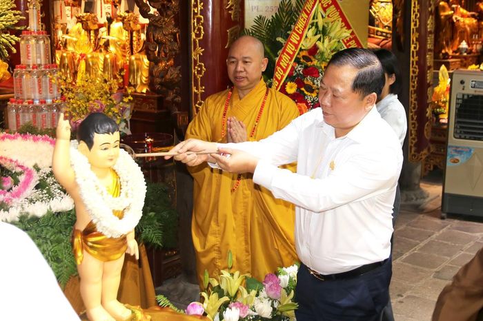 Phó Chủ tịch Nguyễn Phi Long thực hiện nghi thức tắm Phật tại chùa Phật Tích.