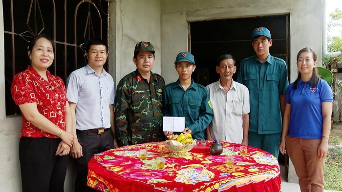 Sự quan tâm của lãnh đạo Ban Chỉ huy Phòng thủ khu vực 2 – Sơn Đông và lãnh đạo xã Hưng Khánh Trung dành cho chiến sĩ dân quân có hoàn cảnh khó khăn đang tham gia huấn luyện năm thứ nhất. Ảnh Trung Ngãi