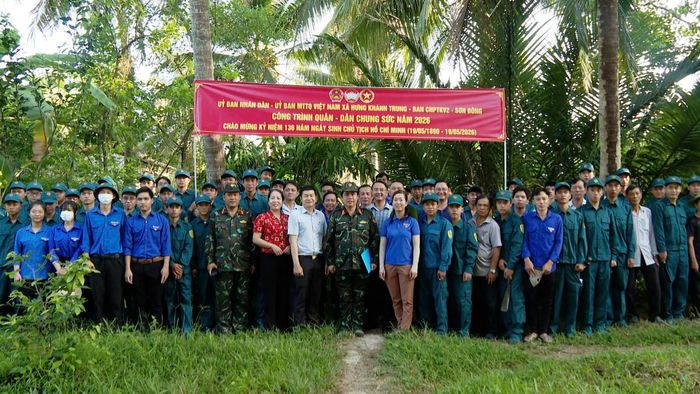 Sau những ngày công chung sức vì cộng đồng, đại biểu và các lực lượng tham gia lưu lại khoảnh khắc tại công trình “Quân - Dân chung sức” năm 2026 ở xã Hưng Khánh Trung, tỉnh Vĩnh Long. Ảnh Trung Ngãi
