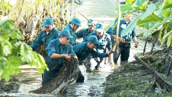 Các chiến sĩ sao vuông tham gia dọn vệ sinh, khơi thông tuyến kênh nối ấp Thanh Tây với ấp Xóm Gò, xã Nhuận Phú Tân (tỉnh Vĩnh Long), góp phần phục vụ sản xuất và đời sống người dân.