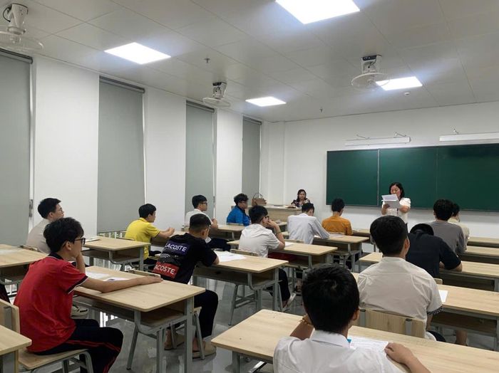 Thí sinh có mặt tại phòng thi sáng 29/5.