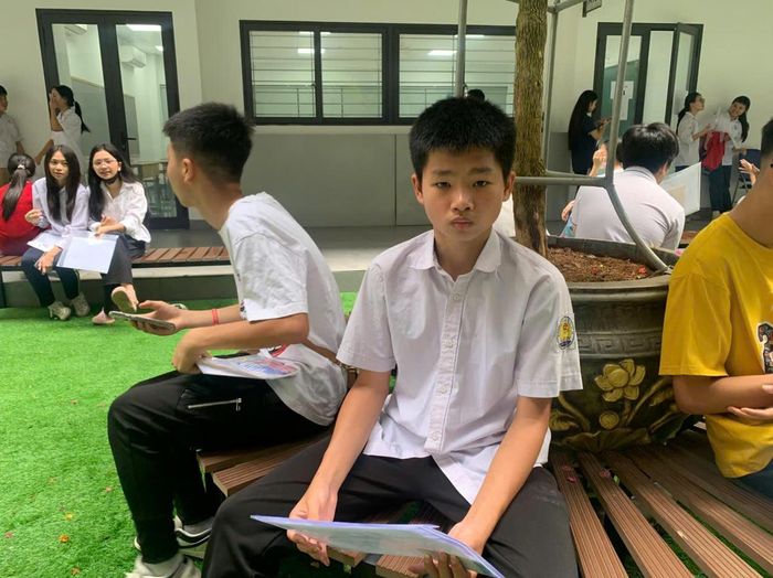 Em Ngô Hoàng Anh, học sinh lớp 9 Trường THCS Chu Văn An (phường Thanh Liệt) cho biết trước ngày thi, em đã được bố mẹ đưa đến Văn Miếu Quốc Tử Giám để cầu thi tốt. Từ nhà đến điểm thi cách khoảng 3km, Hoàng Anh mong muốn đỗ ngay NV1 vì đây cũng là ngôi trường anh trai em đang theo học lớp 10 năm học 2025-2026. Dù bản thân hơi lo lắng, Hoàng Anh cho biết gia đình luôn động viên em phát huy hết năng lực của bản thân, bình tĩnh và cẩn thận để đạt kết quả tốt nhất.